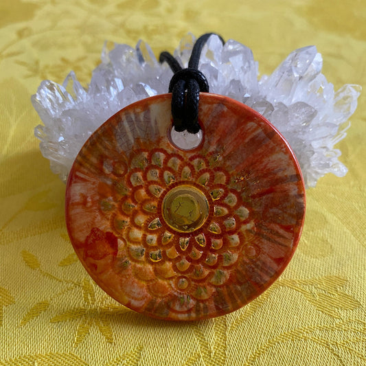 Grande amulette Fleur or en porcelaine NAMO ART - Mona Bessaa