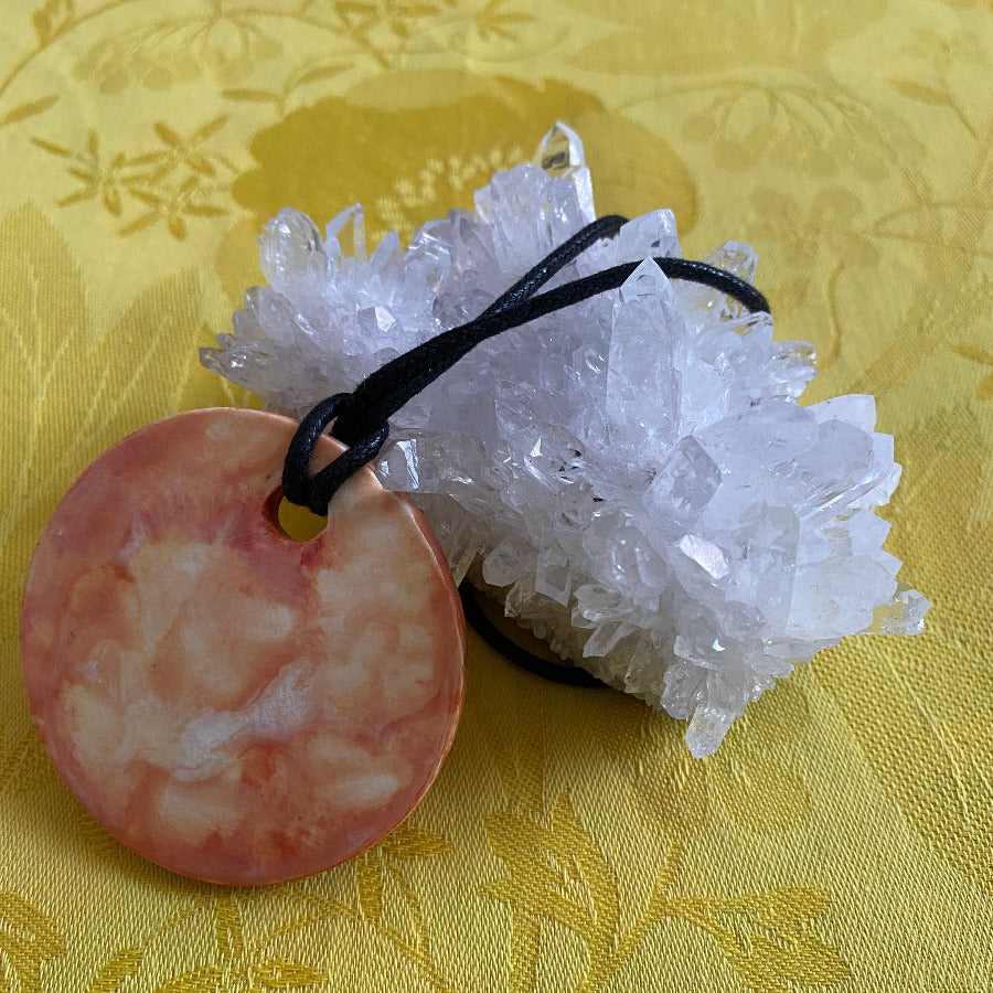 Grande amulette Fleur or en porcelaine NAMO ART - Mona Bessaa