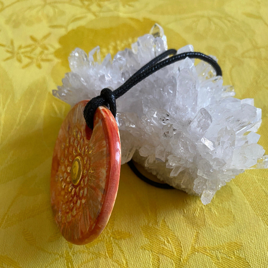 Grande amulette Fleur or en porcelaine NAMO ART - Mona Bessaa