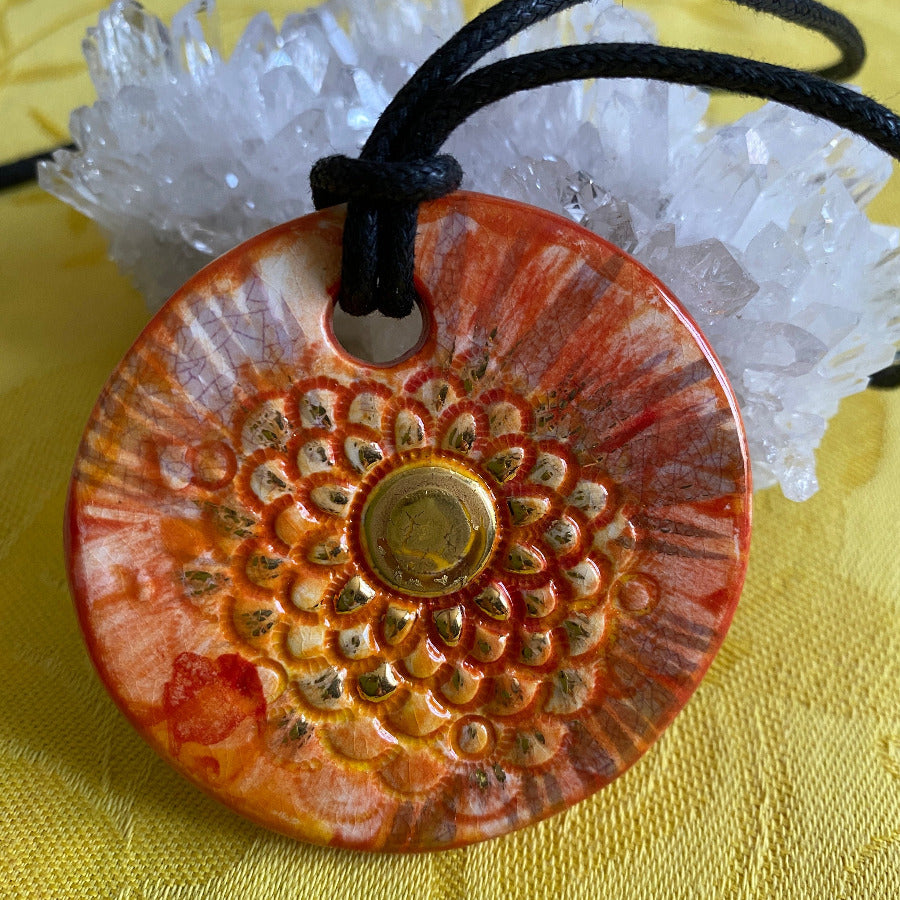 Grande amulette Fleur or en porcelaine NAMO ART - Mona Bessaa