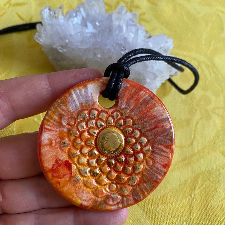 Grande amulette Fleur or en porcelaine NAMO ART - Mona Bessaa