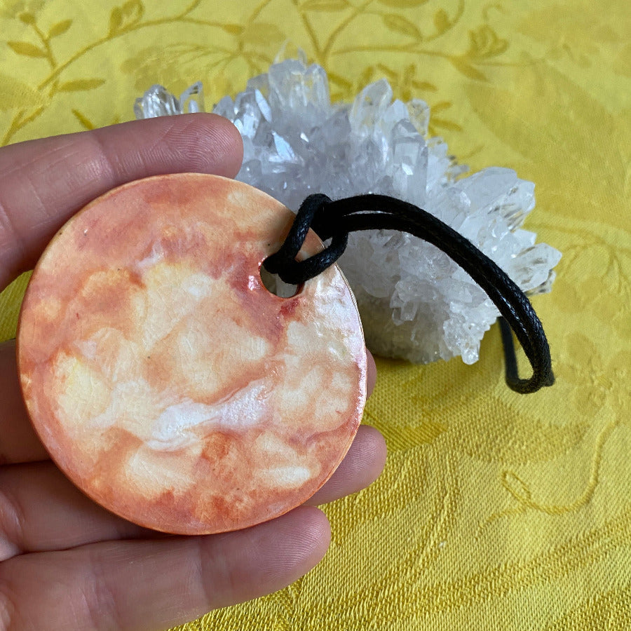 Grande amulette Fleur or en porcelaine NAMO ART - Mona Bessaa