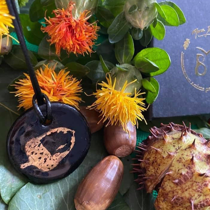 Pendentif gland noir et or en porcelaine réf.G1 NAMO ART - Mona Bessaa