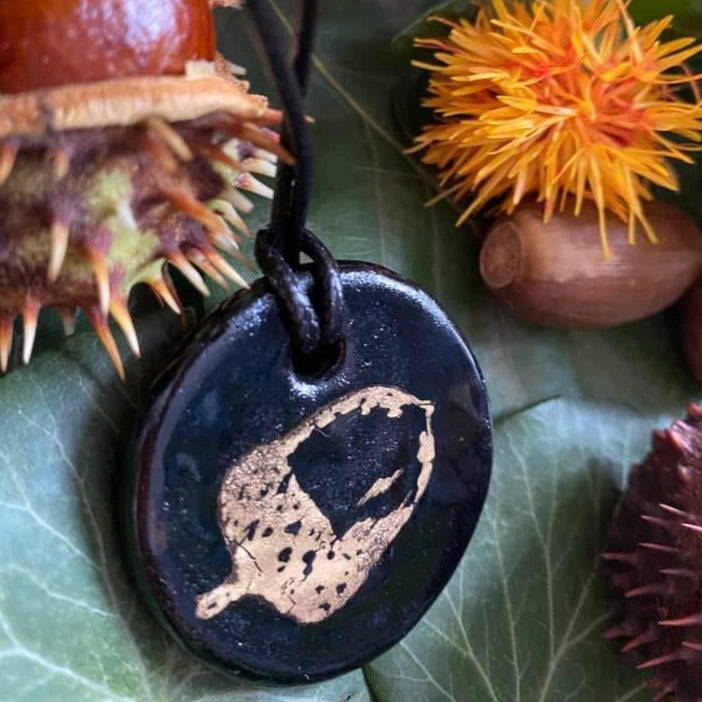 Pendentif gland noir et or en porcelaine réf.G1 NAMO ART - Mona Bessaa