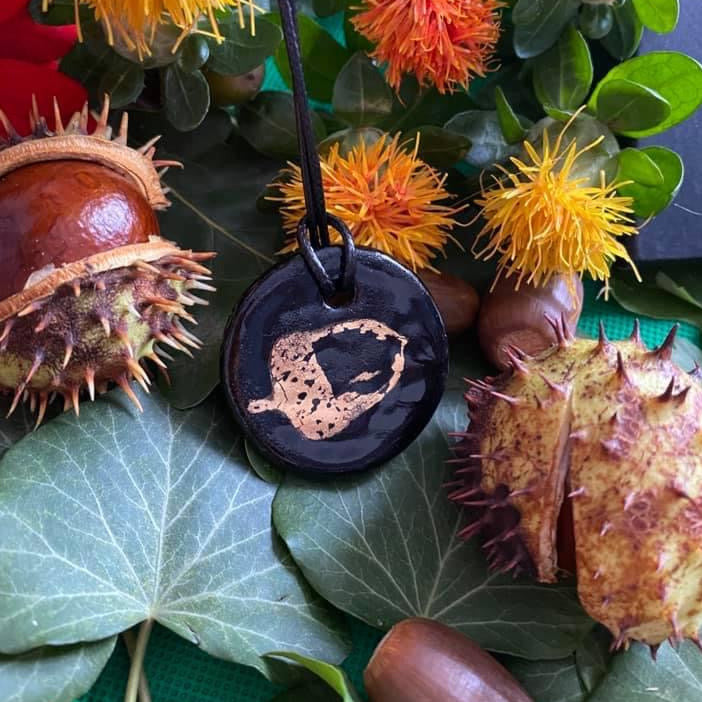 Pendentif gland noir et or en porcelaine réf.G1 NAMO ART - Mona Bessaa