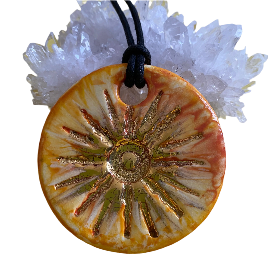 Grande amulette Soleil or en porcelaine NAMO ART - Mona Bessaa