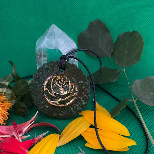 Pendentif Fleur de Rose vert et or en porcelaine NAMO ART - Mona Bessaa