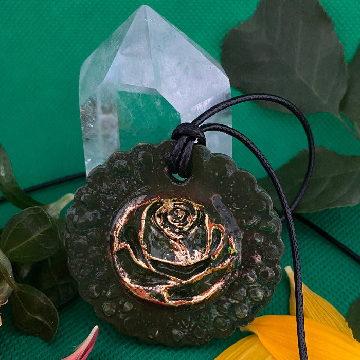 Pendentif Fleur de Rose vert et or en porcelaine NAMO ART - Mona Bessaa