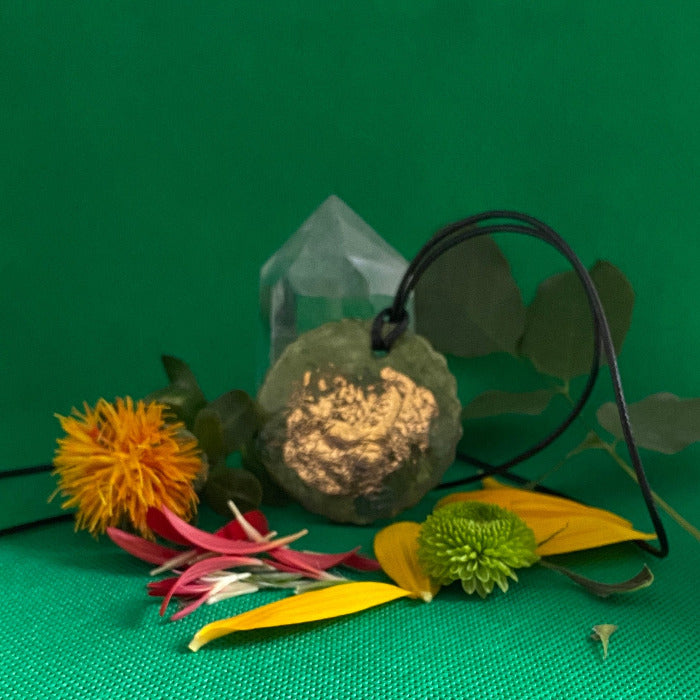 Pendentif Fleur de Rose vert et or en porcelaine NAMO ART - Mona Bessaa