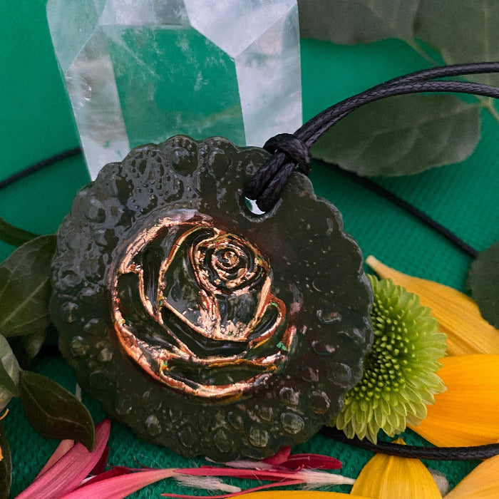 Pendentif Fleur de Rose vert et or en porcelaine NAMO ART - Mona Bessaa