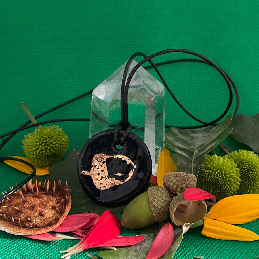 Pendentif gland noir et or en porcelaine réf.G1 NAMO ART - Mona Bessaa