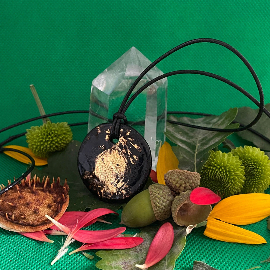 Pendentif gland noir et or en porcelaine réf.G1 NAMO ART - Mona Bessaa