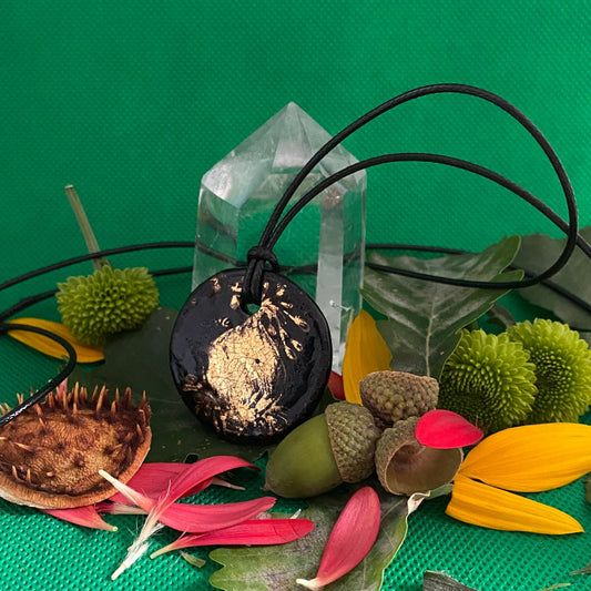 Pendentif gland noir et or en porcelaine réf.G1 NAMO ART - Mona Bessaa