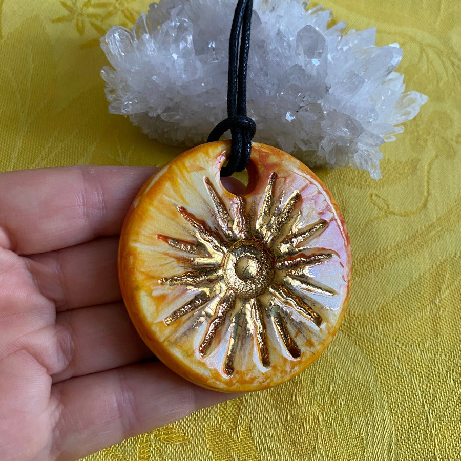 Grande amulette Soleil or en porcelaine NAMO ART - Mona Bessaa