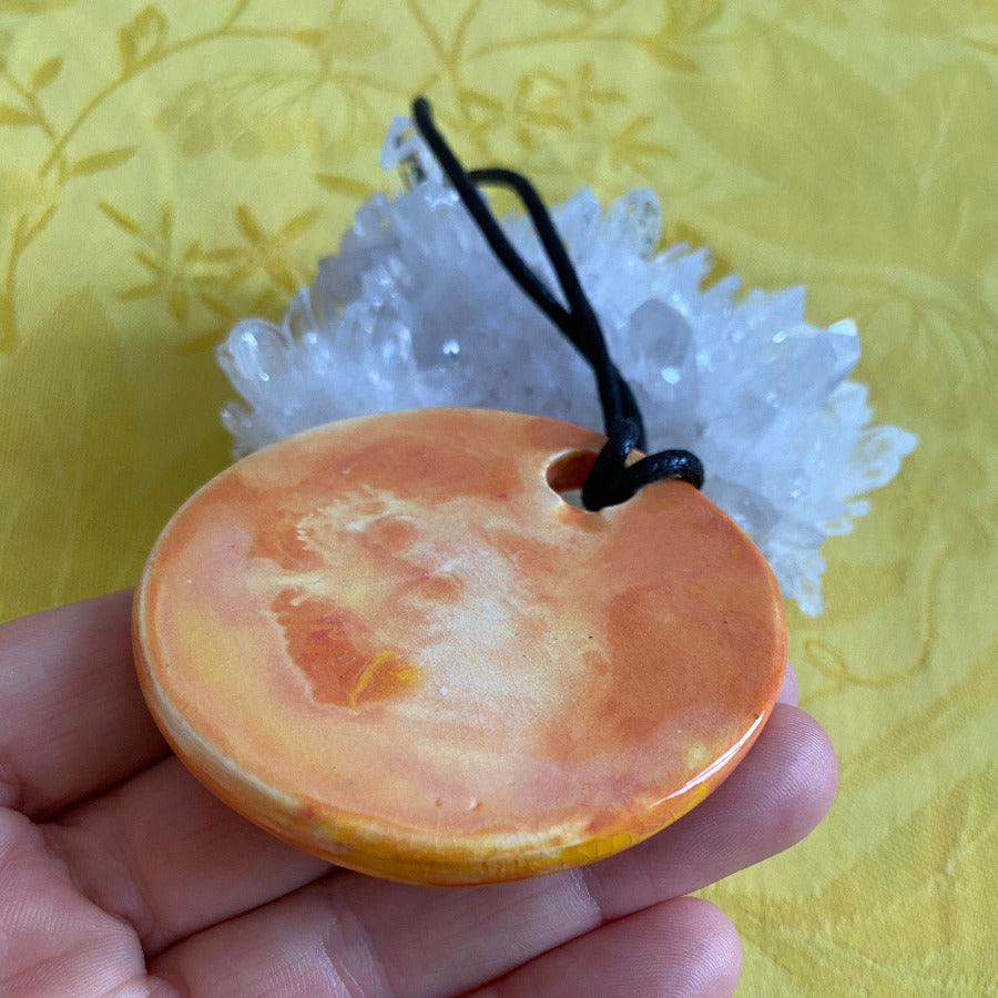 Grande amulette Soleil or en porcelaine NAMO ART - Mona Bessaa