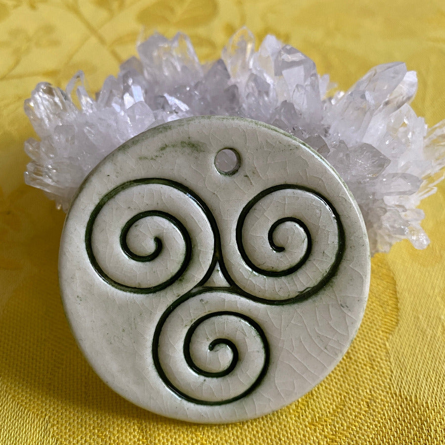 Pendentif Triskel blanc et vert en porcelaine NAMO ART - Mona Bessaa