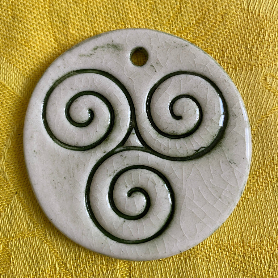 Pendentif Triskel blanc et vert en porcelaine NAMO ART - Mona Bessaa