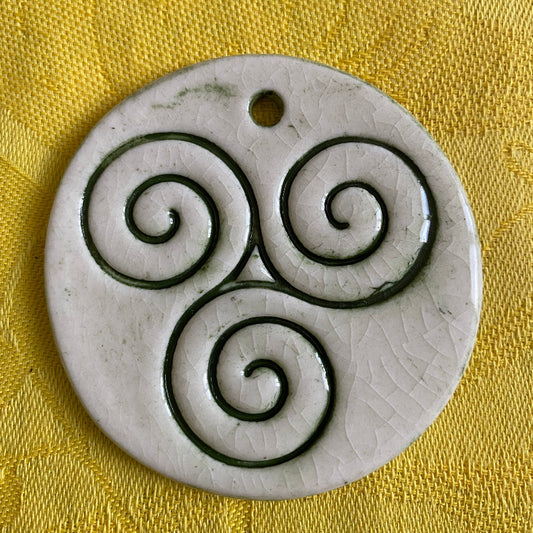 Pendentif Triskel blanc et vert en porcelaine NAMO ART - Mona Bessaa