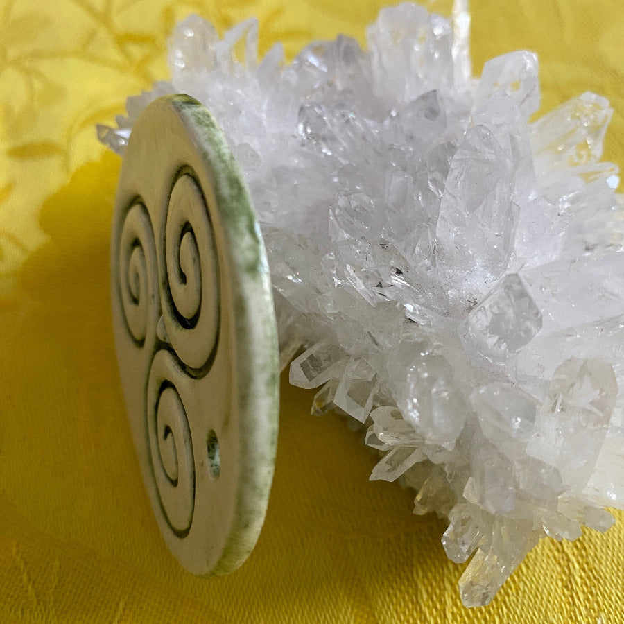 Pendentif Triskel blanc et vert en porcelaine NAMO ART - Mona Bessaa