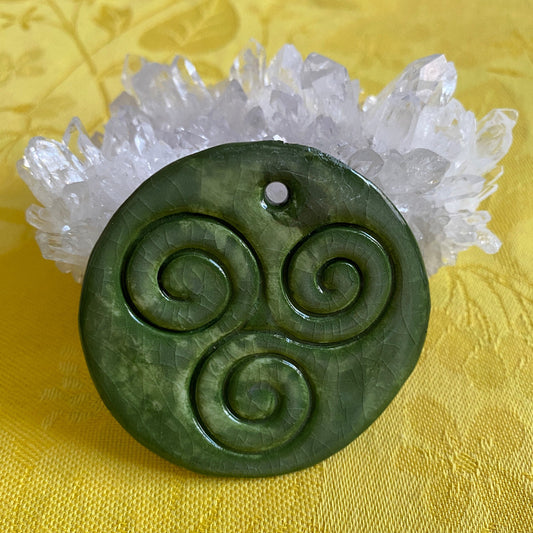 Pendentif Triskel en porcelaine NAMO ART - Mona Bessaa