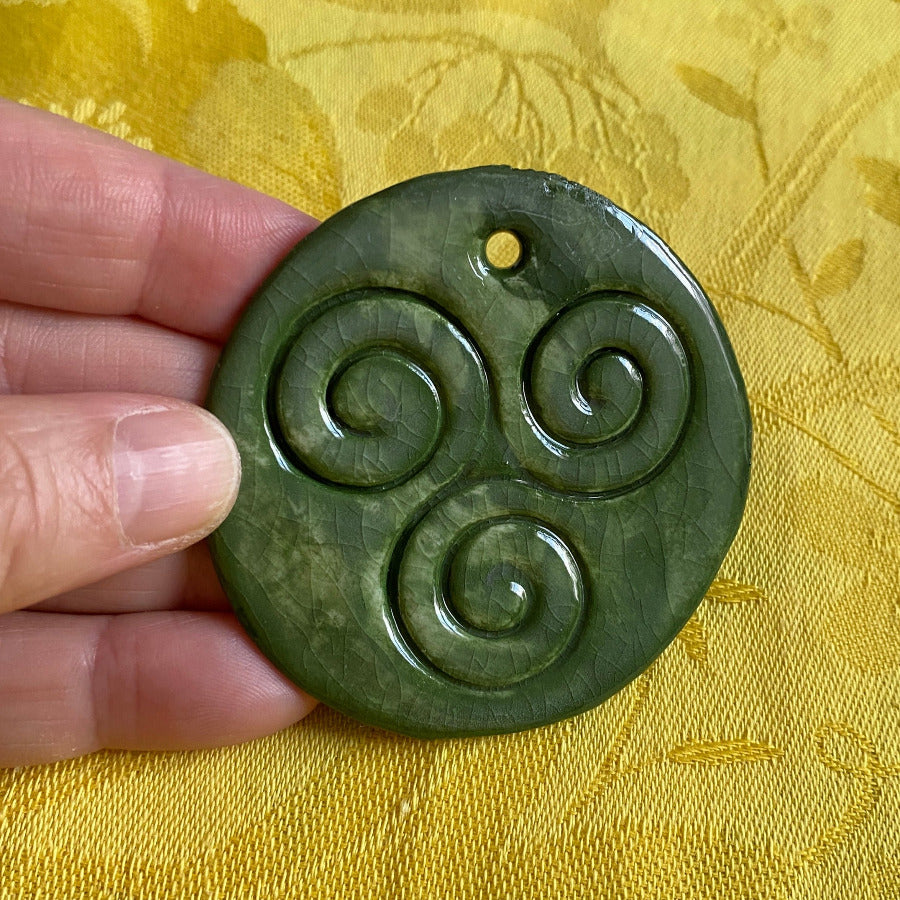 Pendentif Triskel en porcelaine NAMO ART - Mona Bessaa