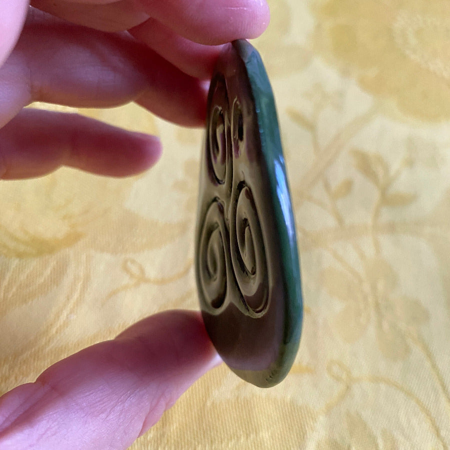 Pendentif Triskel en porcelaine NAMO ART - Mona Bessaa