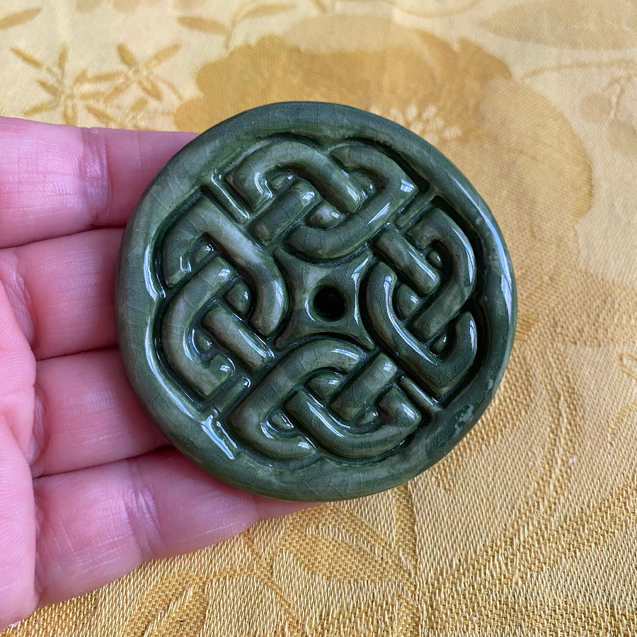 Amulette Entrelacs en porcelaine E1 NAMO ART - Mona Bessaa