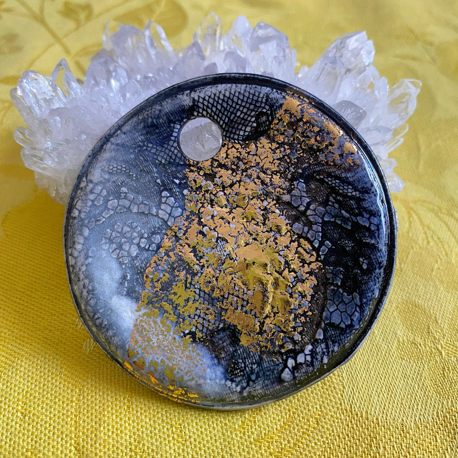 Pendentif Dentelle or en porcelaine NAMO ART - Mona Bessaa