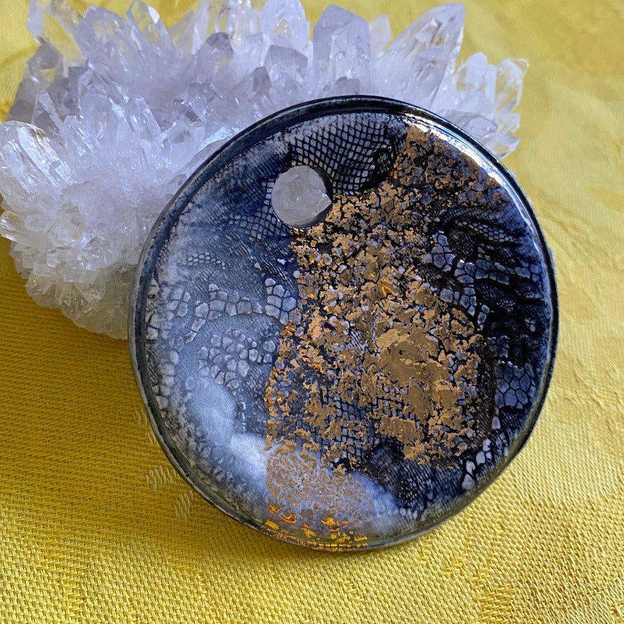 Pendentif Dentelle or en porcelaine NAMO ART - Mona Bessaa