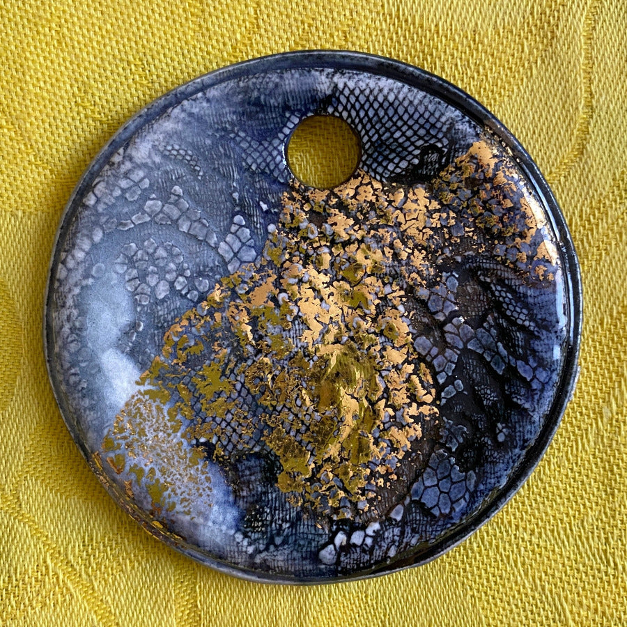 Pendentif Dentelle or en porcelaine NAMO ART - Mona Bessaa