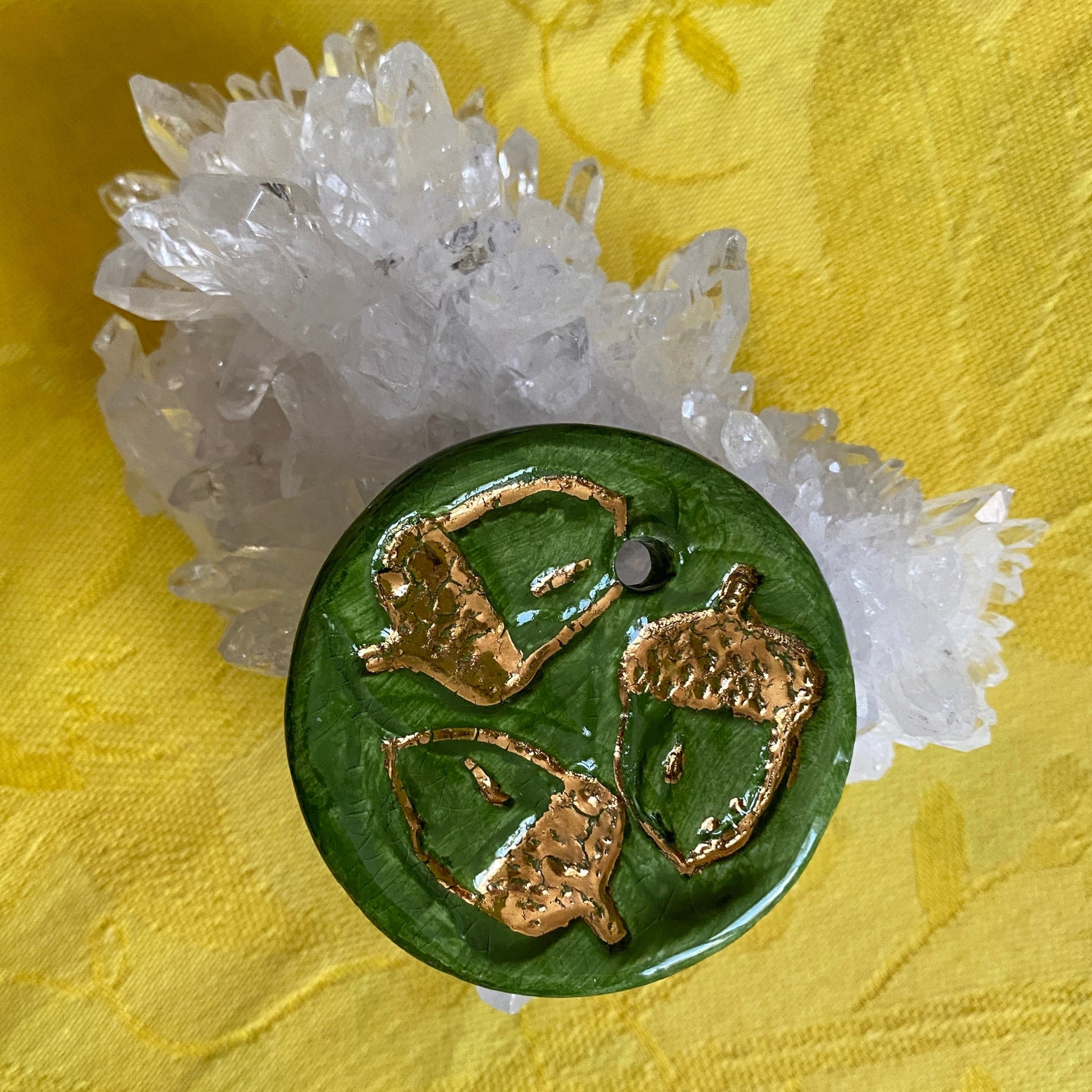 Pendentif 3 glands vert et or en porcelaine NAMO ART - Mona Bessaa