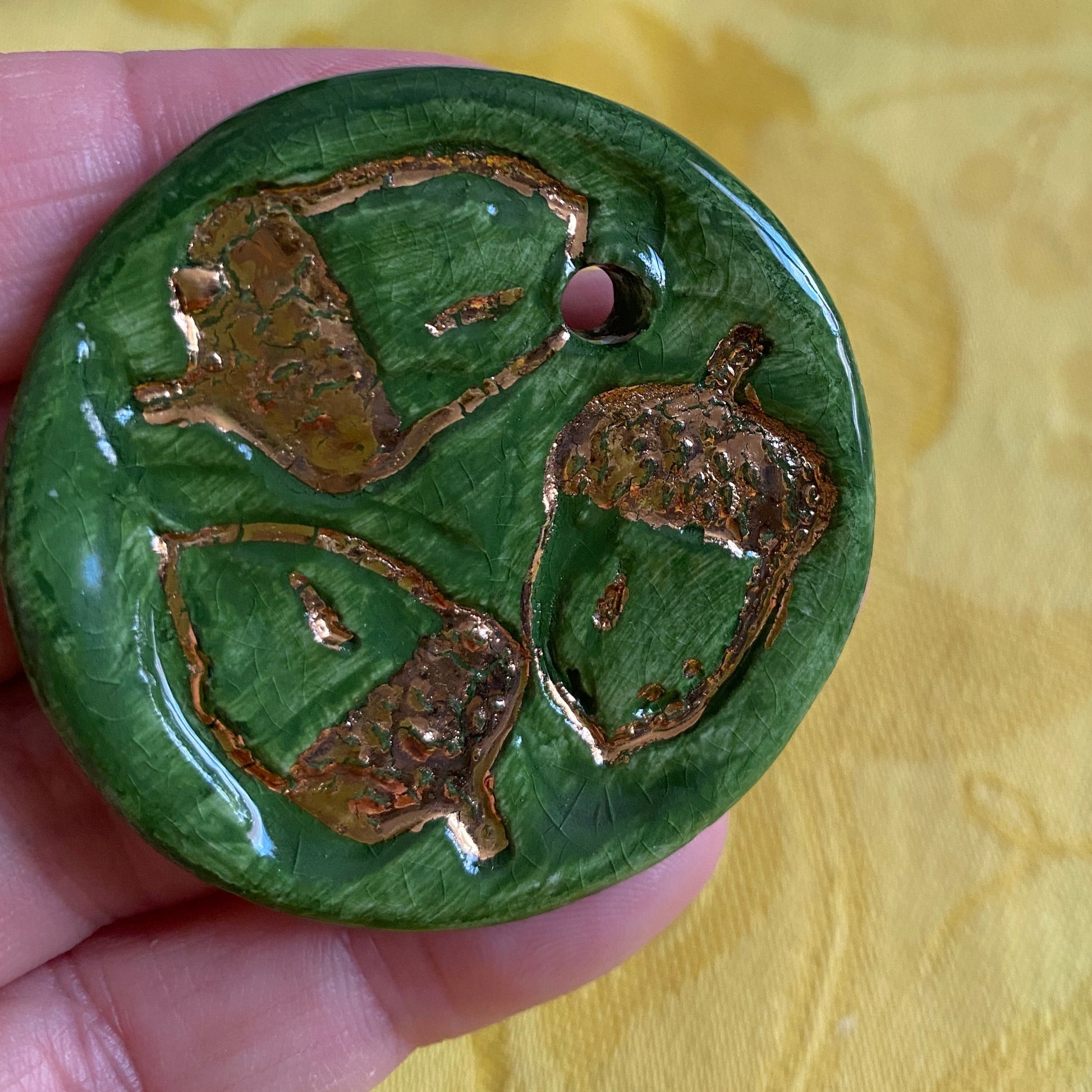 Pendentif 3 glands vert et or en porcelaine NAMO ART - Mona Bessaa