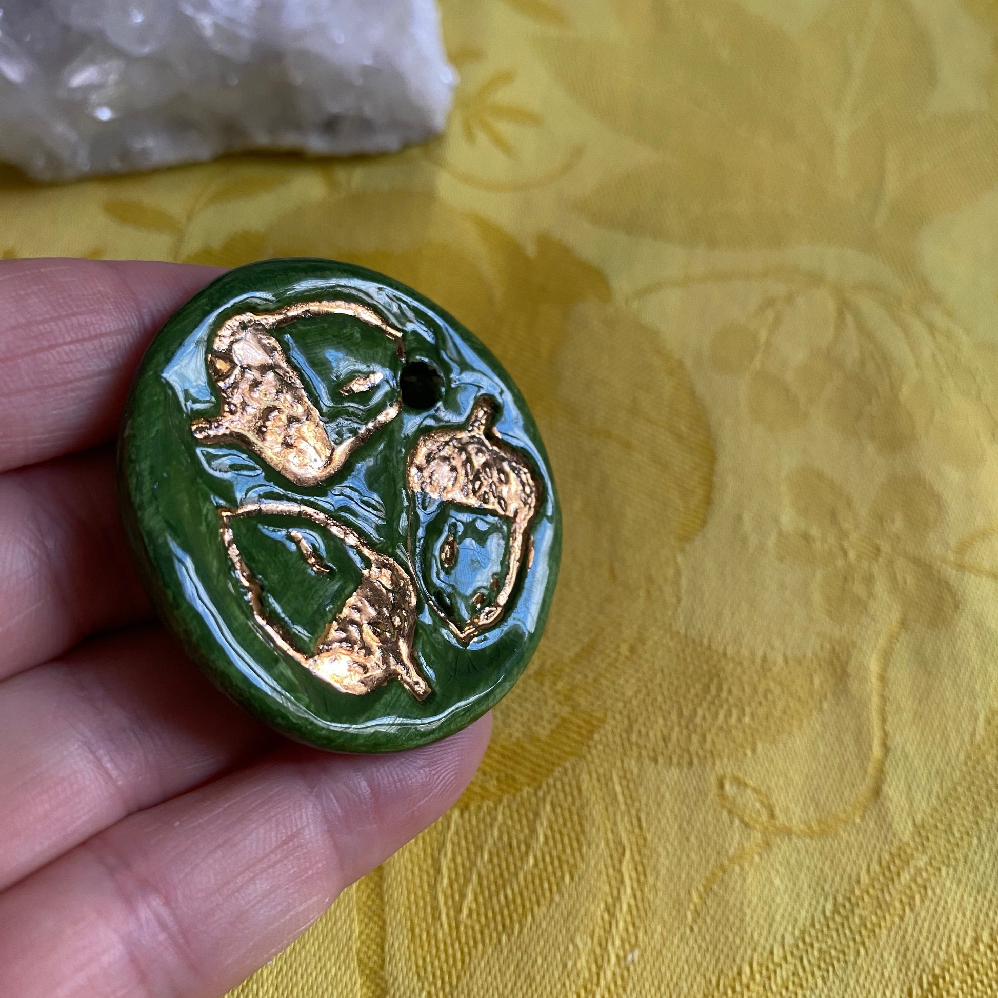 Pendentif 3 glands vert et or en porcelaine NAMO ART - Mona Bessaa