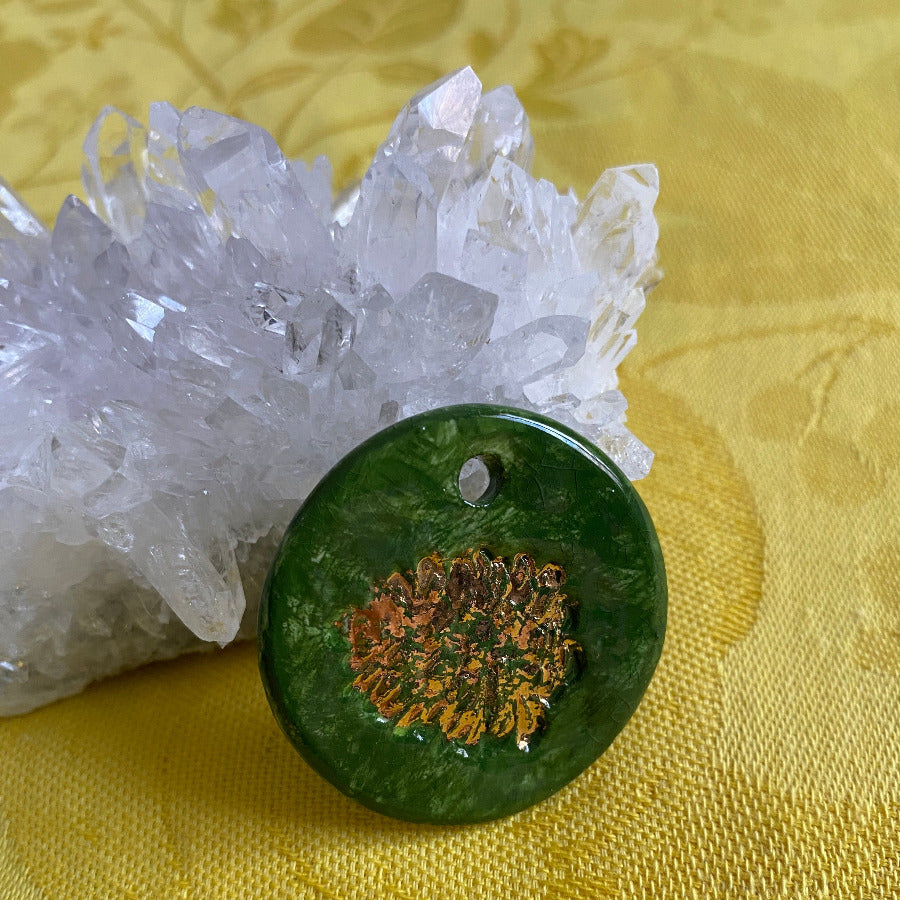 Pendentif porcelaine Pomme de pin vert et or NAMO ART - Mona Bessaa