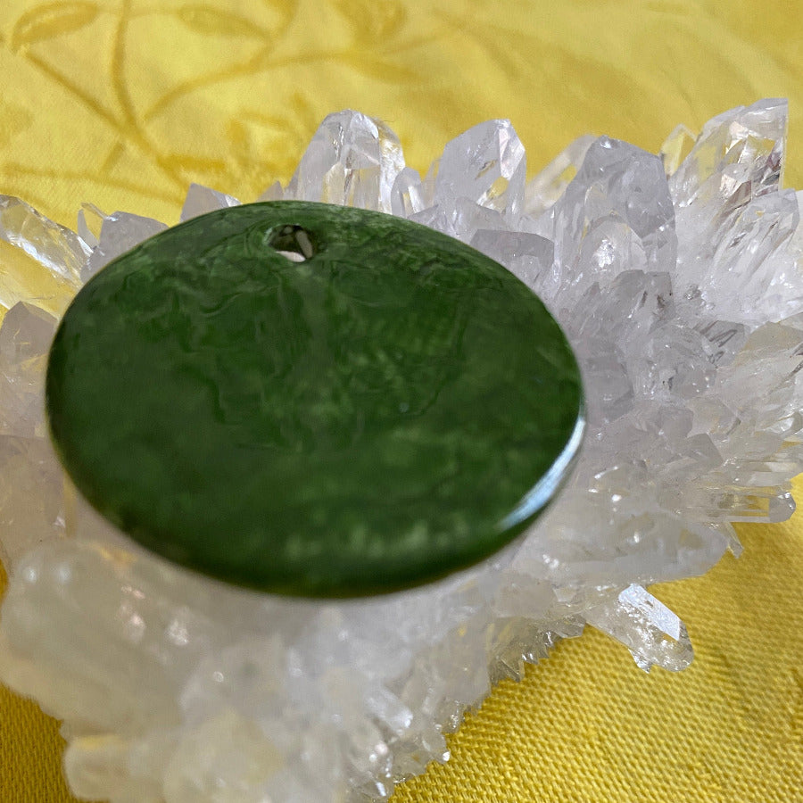 Pendentif porcelaine Pomme de pin vert et or NAMO ART - Mona Bessaa