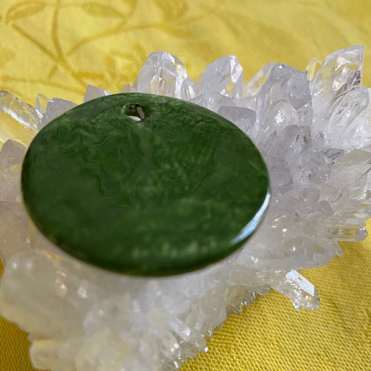 Pendentif porcelaine Pomme de pin vert et or NAMO ART - Mona Bessaa