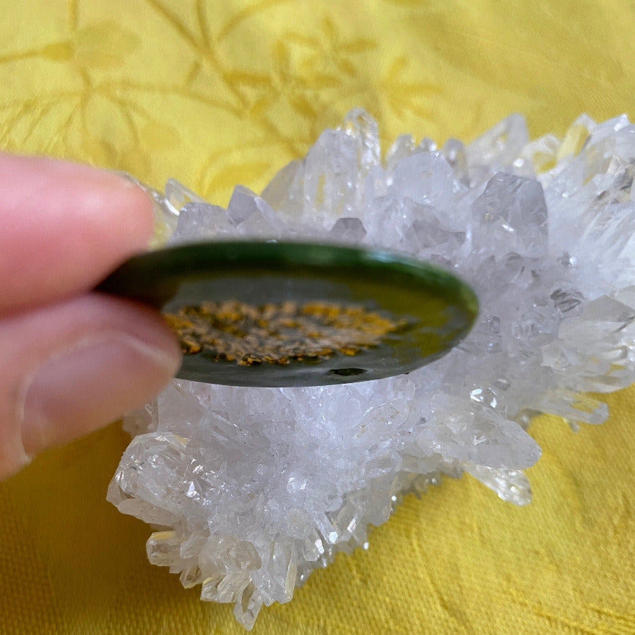 Pendentif porcelaine Pomme de pin vert et or NAMO ART - Mona Bessaa