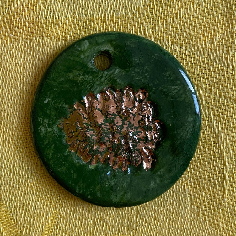 Pendentif porcelaine Pomme de pin vert et or NAMO ART - Mona Bessaa