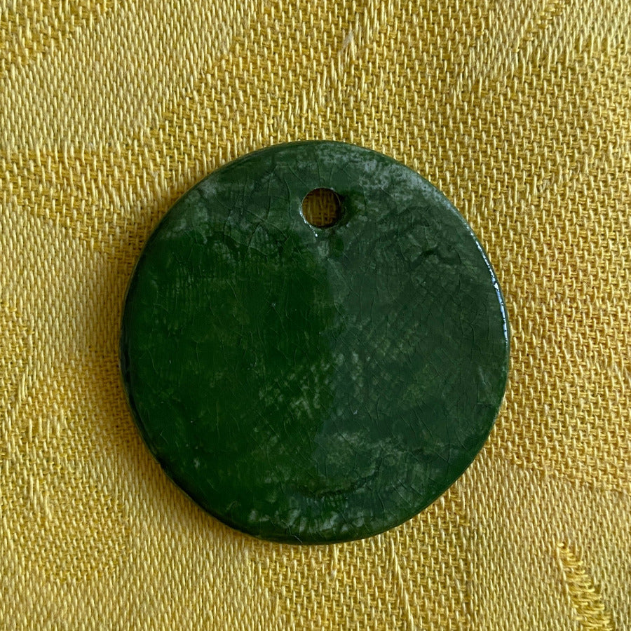 Pendentif porcelaine Pomme de pin vert et or NAMO ART - Mona Bessaa