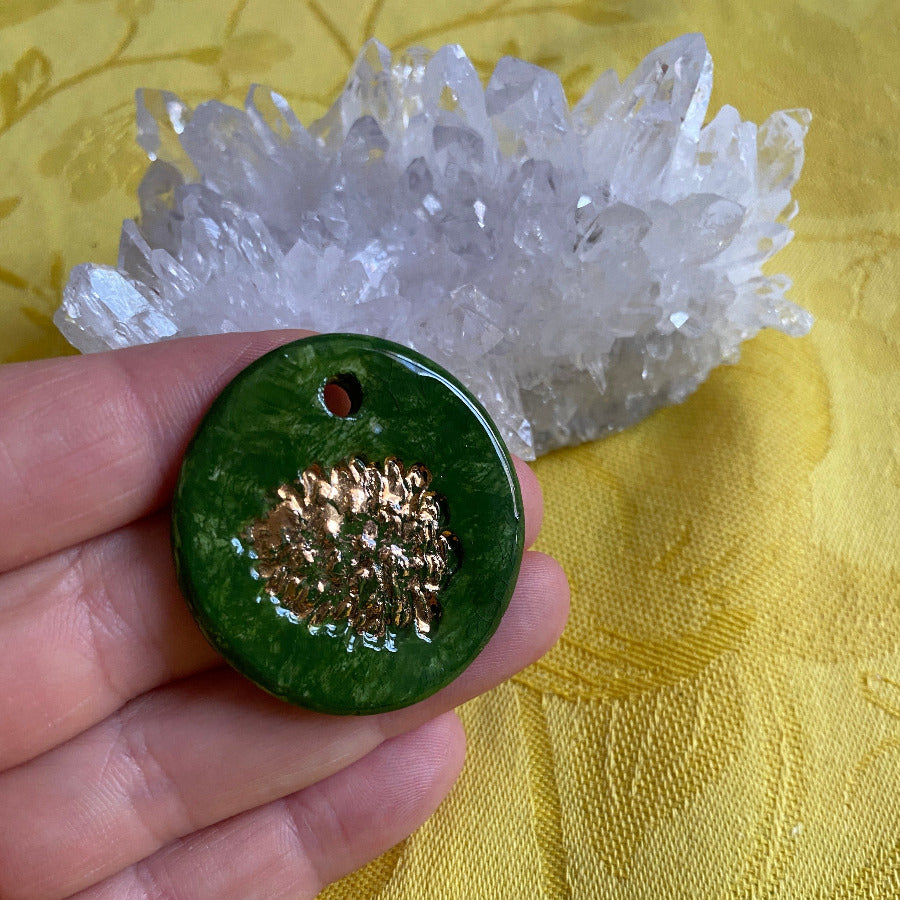 Pendentif porcelaine Pomme de pin vert et or NAMO ART - Mona Bessaa