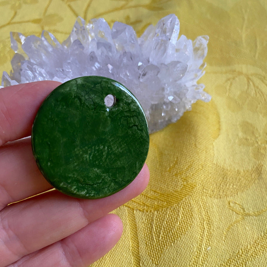 Pendentif porcelaine Pomme de pin vert et or NAMO ART - Mona Bessaa