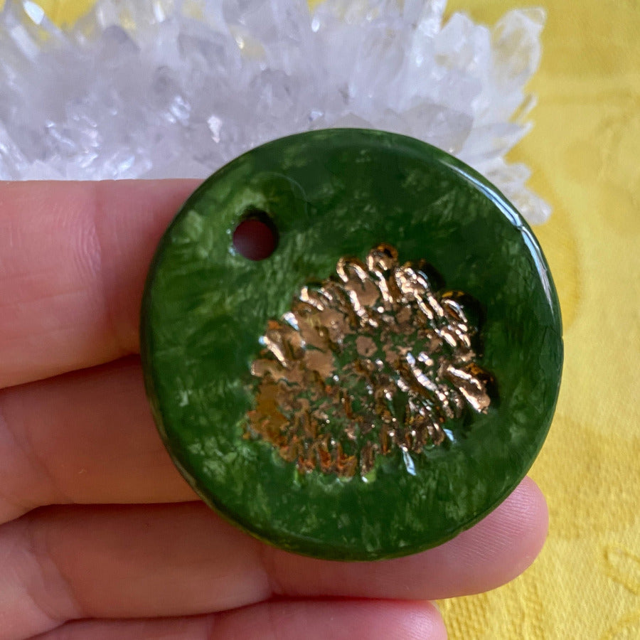 Pendentif porcelaine Pomme de pin vert et or NAMO ART - Mona Bessaa