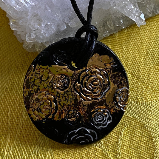 Pendentif Rose noir et or en porcelaine NAMO ART - Mona Bessaa