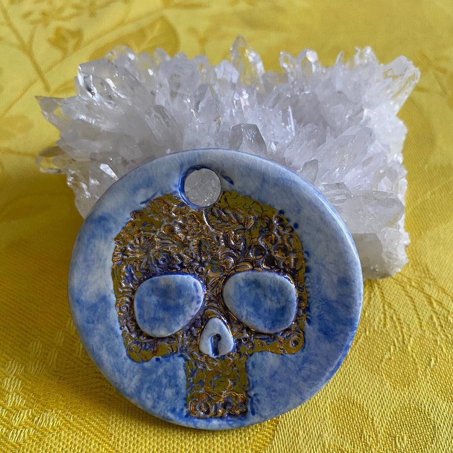 Amulette porcelaine Ancêtres bleu et or NAMO ART - Mona Bessaa