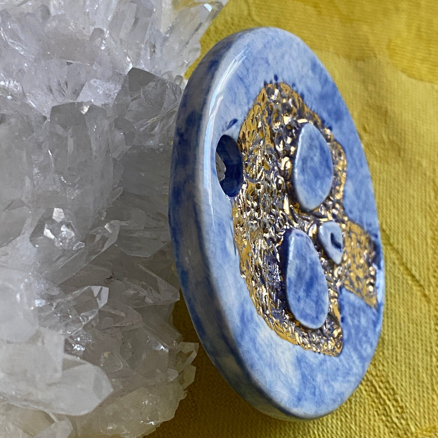 Amulette porcelaine Ancêtres bleu et or NAMO ART - Mona Bessaa