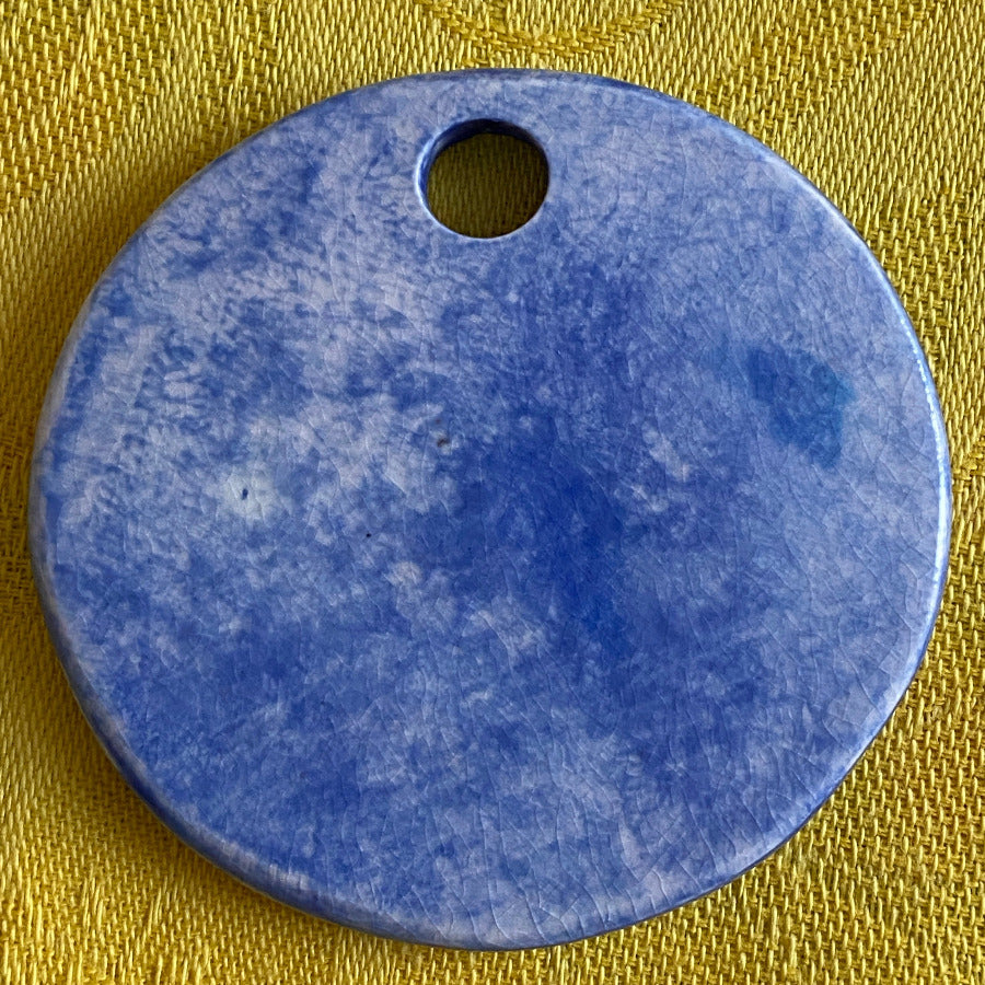 Amulette porcelaine Ancêtres bleu et or NAMO ART - Mona Bessaa