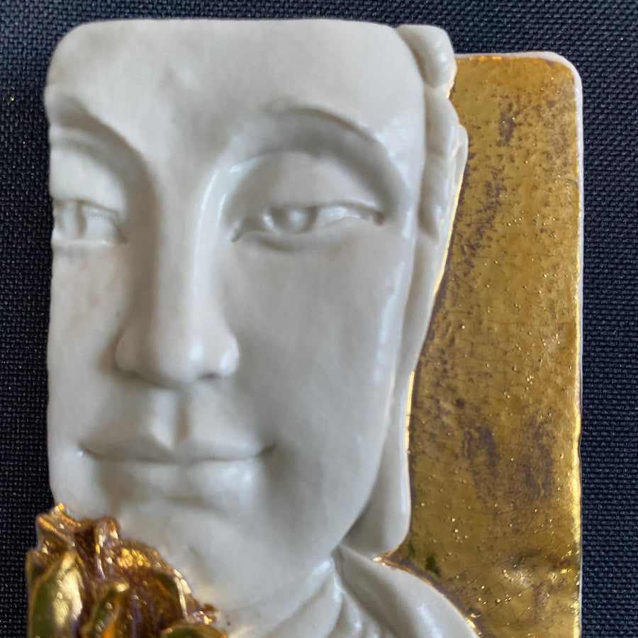 Bouddha à Fleur Porcelaine et Or. Réf. BFPO#1 NAMO ART - Mona Bessaa