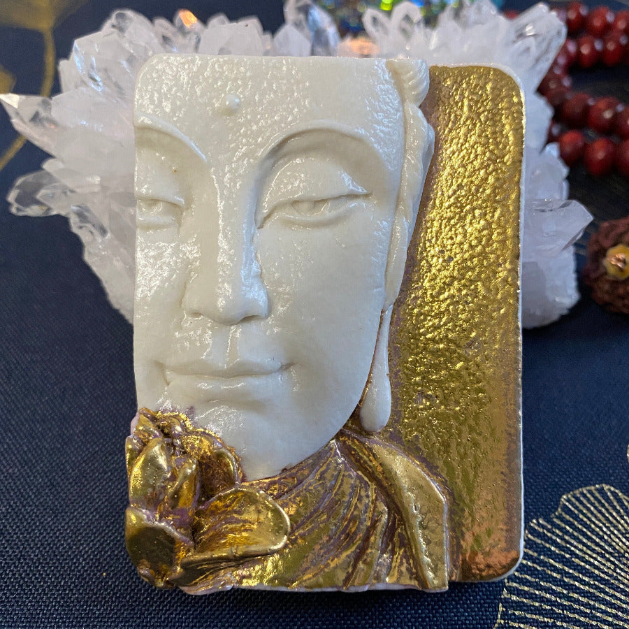 Bouddha à Fleur Porcelaine et Or. Réf. BPFTO#3 NAMO ART - Mona Bessaa
