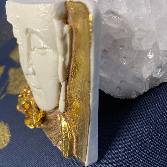 Bouddha à Fleur Porcelaine et Or. Réf. BPFTO#3 NAMO ART - Mona Bessaa