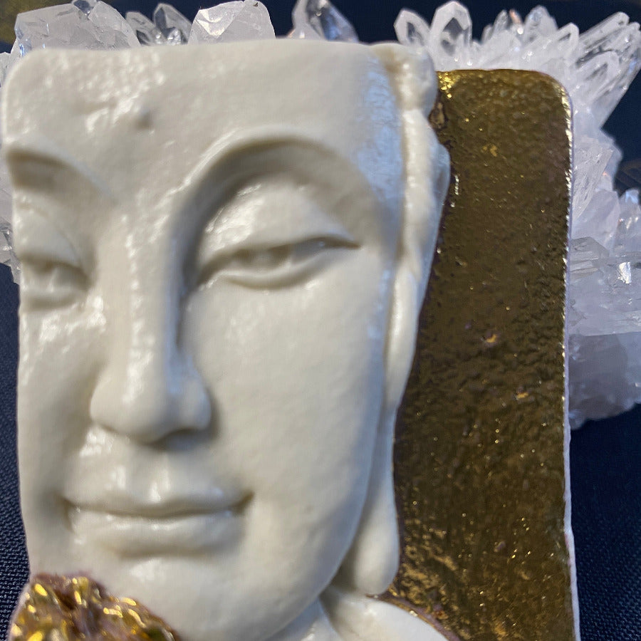 Bouddha à Fleur Porcelaine et Or. Réf. BFPO#5 NAMO ART - Mona Bessaa